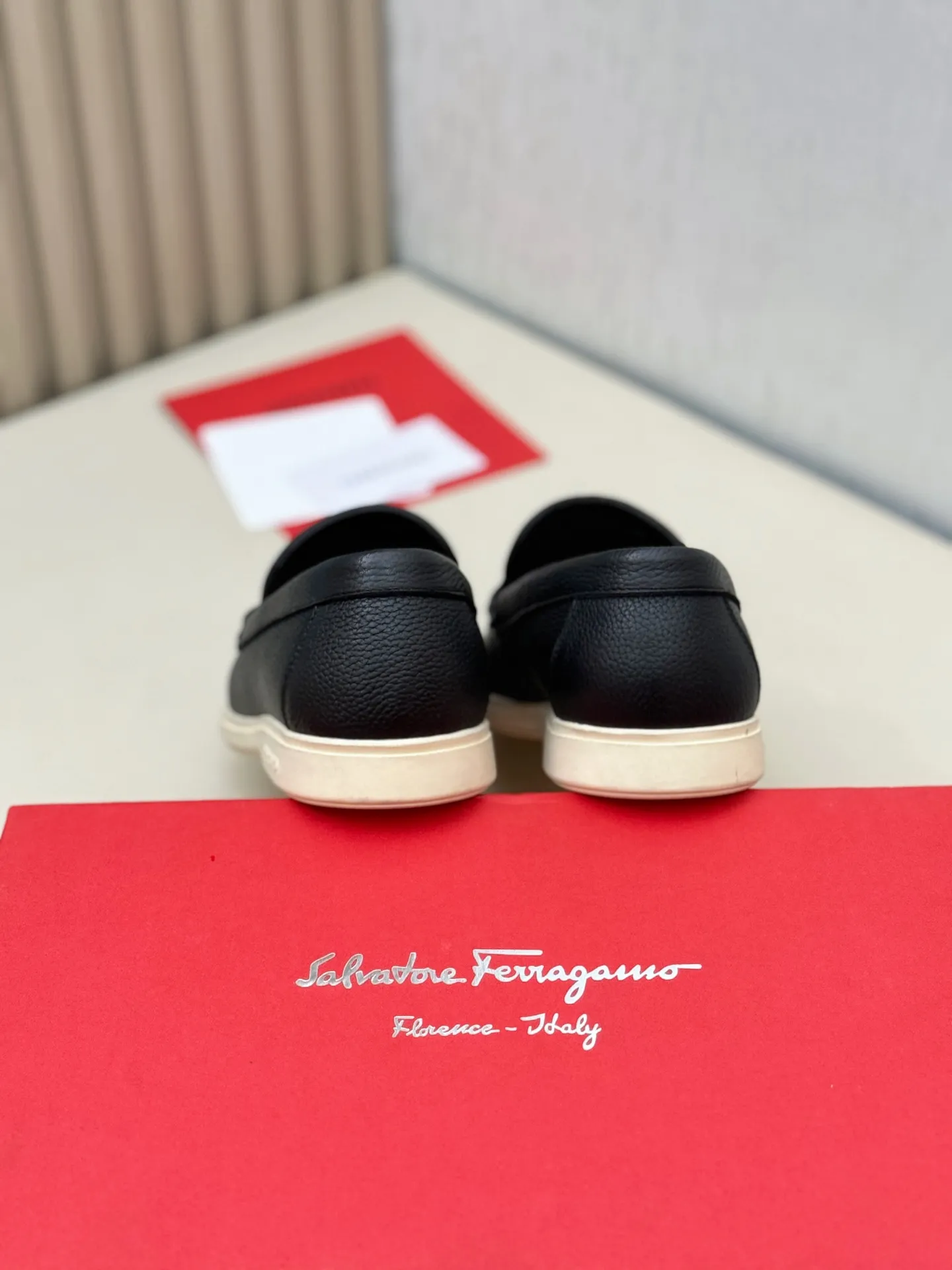 [Ferragamo] P: 580💰 Number of yards: 38~44 (45 orders are non-returnable) Ferragam's new men's driving shoes, the fabric is made of imported cowhide, with visible texture, heavy industrial stitching, dyed calfskin inside, standard logo cowhide feet, big-name experience, soft and comfortable on the feet, a men's favorite, special non-slip and wear-resistant rubber soles, easy to handle various occasions, with original box packaging!